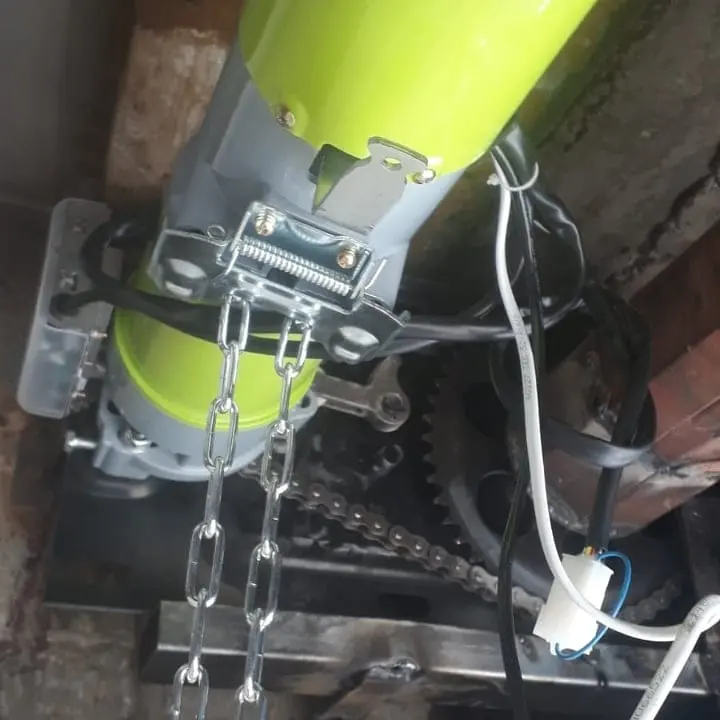Motor verde instalado con cadena, vista desde abajo