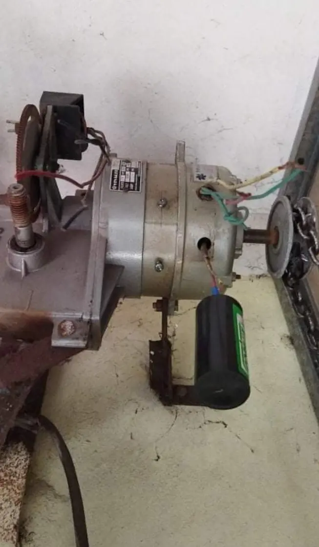 Motor instalado en pared, vista de frente