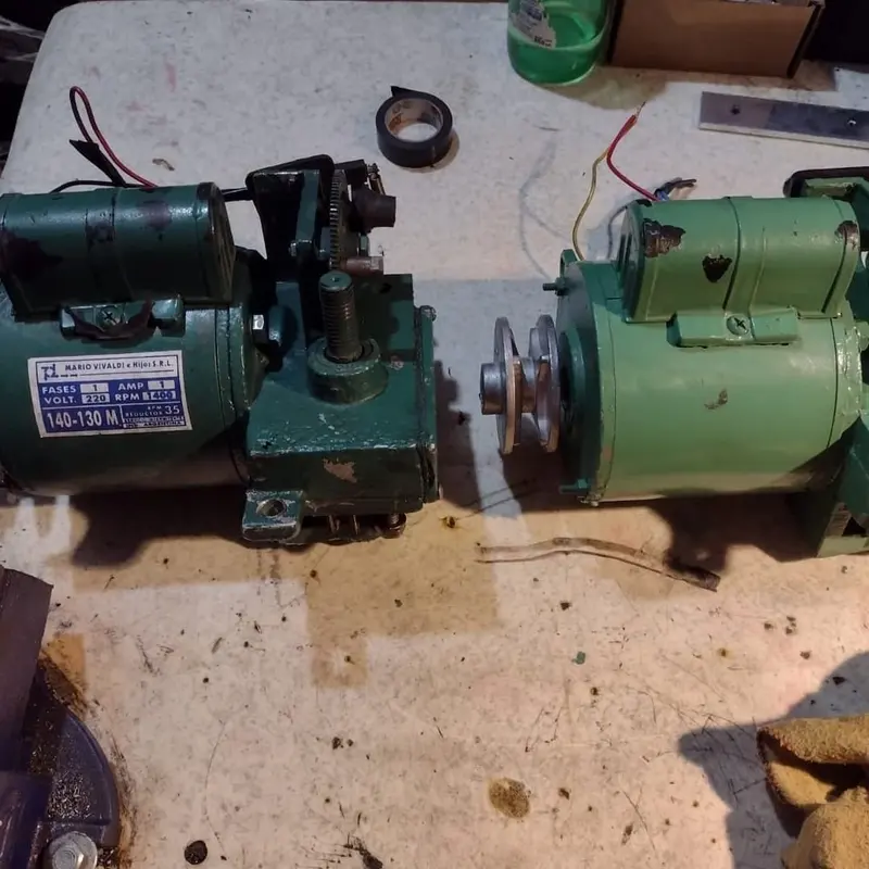 Dos motores verdes sobre mesa de trabajo, buena